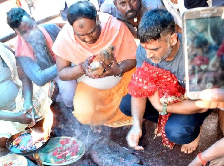 जिस मंदिर में धोनी मांगते थे जीत की मन्नत, वहां नवरात्र में लटका ताला