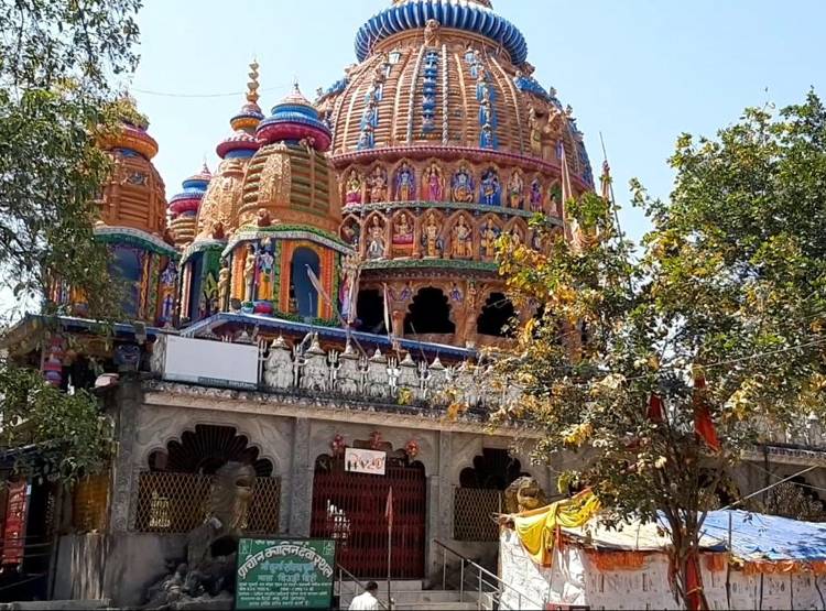 जिस मंदिर में धोनी मांगते थे जीत की मन्नत, वहां नवरात्र में लटका ताला