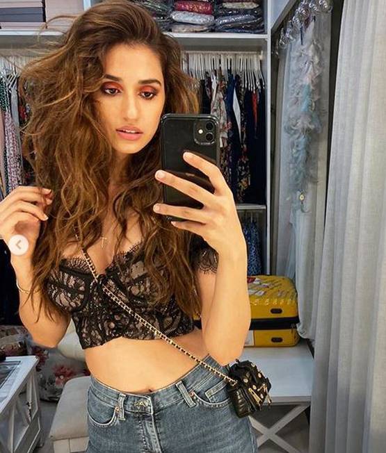 दिशा पाटनी को ड्राइवर ऑफर कर रहा था सेनिटाइजर, कर दिया मना