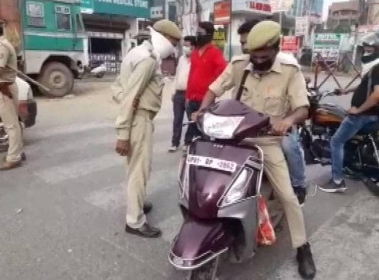 शराब पीकर नशे में घूम रहे थे लोग, पुलिस ने किया गाड़ी को लॉकडाउन