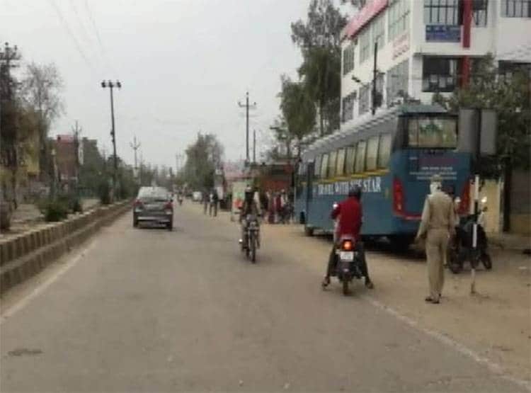 शराब पीकर नशे में घूम रहे थे लोग, पुलिस ने किया गाड़ी को लॉकडाउन