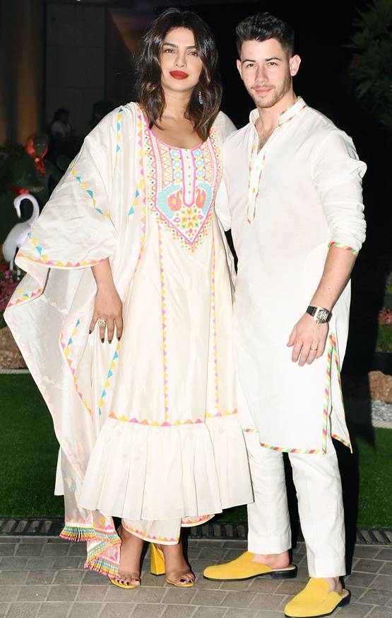 ईशा अंबानी की होली पार्टी, पति निक संग दिखीं प्रियंका की रोमांटिक केमिस्ट्री