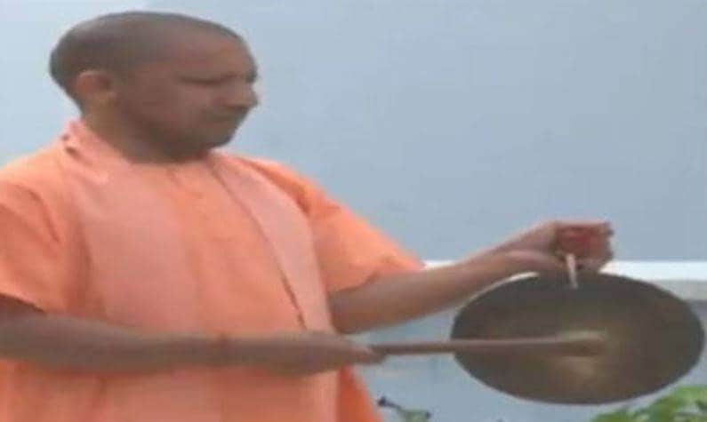 कोरोना कमांडोज को बच्चों का सलाम, बर्तन बजाकर कर्फ्यू का समर्थन