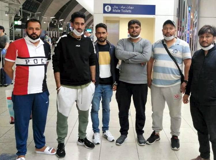 स्पेन से आकर दुबई में फंसे भारतीय, वीडियो बनाकर लगाई बचाने की गुहार