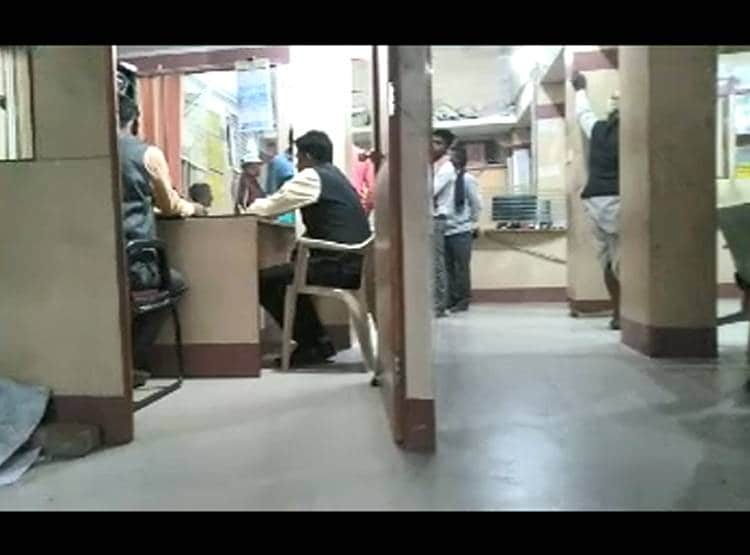 बैंक से न‍िकाले 1 लाख रुपये, गड्डी से निकले 10 हजार के चूरन वाले नोट