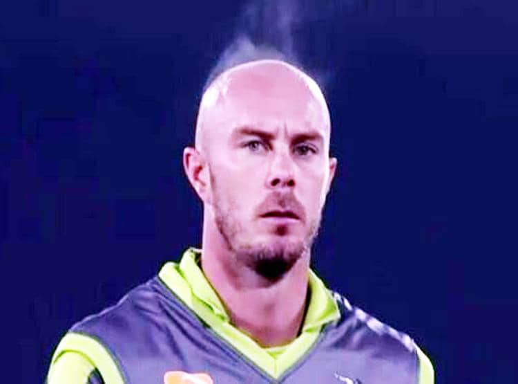 क्रिकेट के मैदान पर खिलाड़ी के सिर से निकला धुआं, उड़ा मजाक