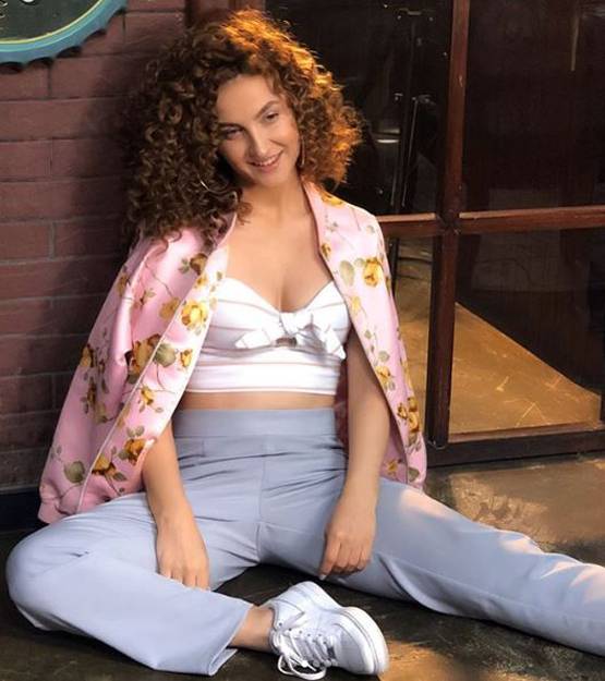 मलंग स्टार एली अवराम ने बिकिनी में शेयर की फोटो, फ्लॉन्ट किए टैटूज