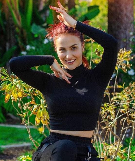 मलंग स्टार एली अवराम ने बिकिनी में शेयर की फोटो, फ्लॉन्ट किए टैटूज