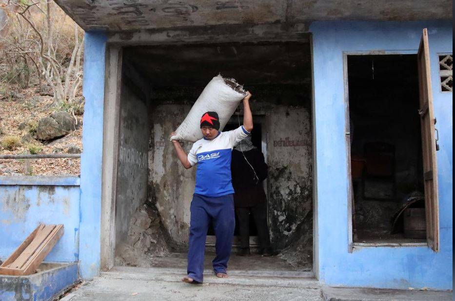 दुनिया में फैला कोरोना, चमगादड़ की गुफा में जा रहे इस देश के लोग