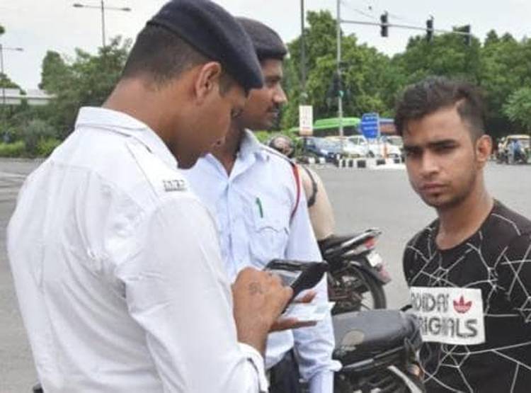 ट्रैफिक नियम तोड़ने पर बस वाले पर लगा 6 लाख 72 हजार का जुर्माना!