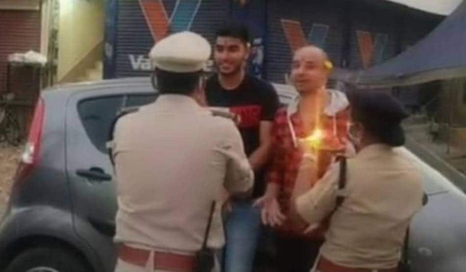 लॉकडाउन में निकले बाहर तो पुलिस ने उतारी लोगों की आरती, बरसाए फूल