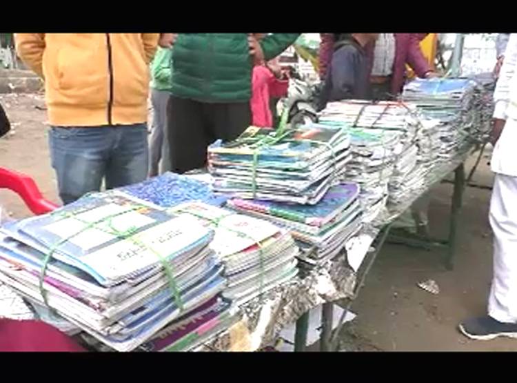 यहां लगता है क‍िताबों का 'लंगर', फ्री में म‍िलती हैं कोर्स की क‍िताबें