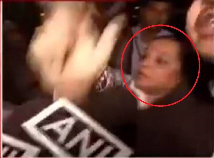 दोषियों के वकील ने कहा- रात 12 बजे क्या कर रही थी निर्भया, भड़क गई महिला