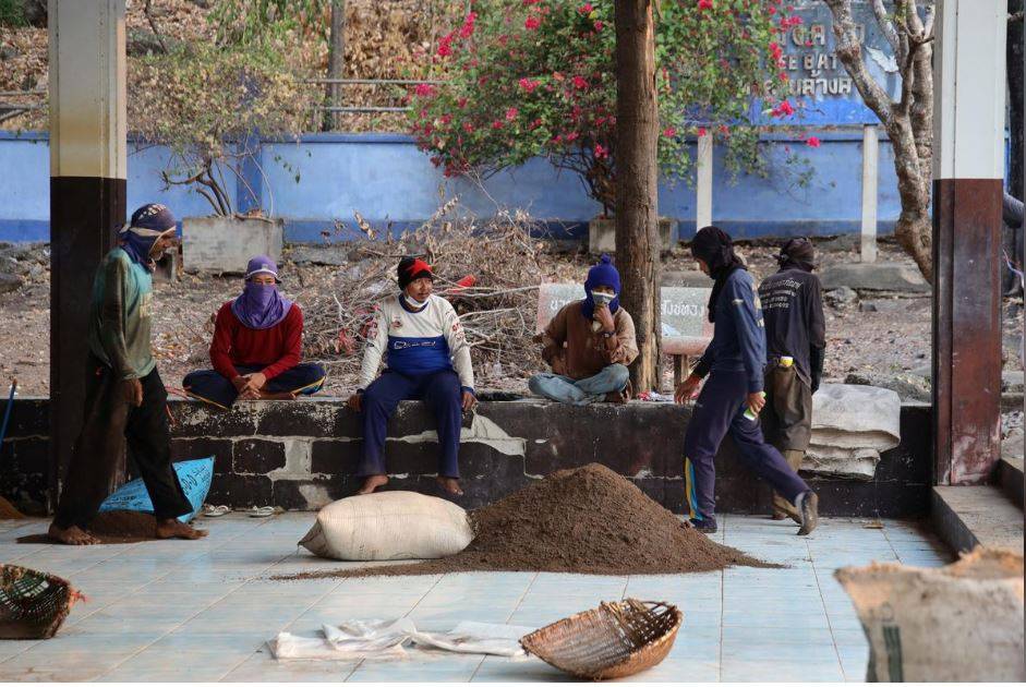 दुनिया में फैला कोरोना, चमगादड़ की गुफा में जा रहे इस देश के लोग