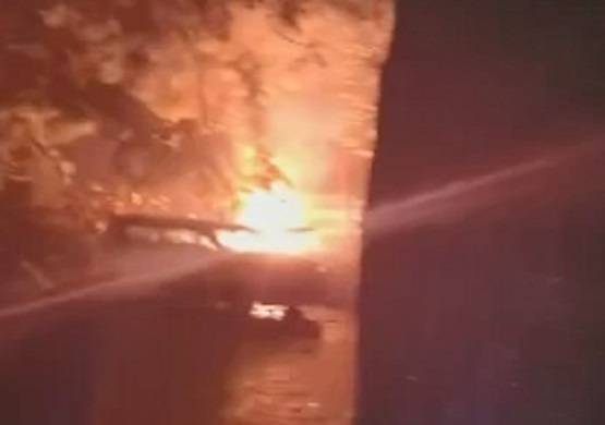 तेज बारिश में आसमान से कुछ गिरा, आग का गोला बना, और लगी भयंकर आग!