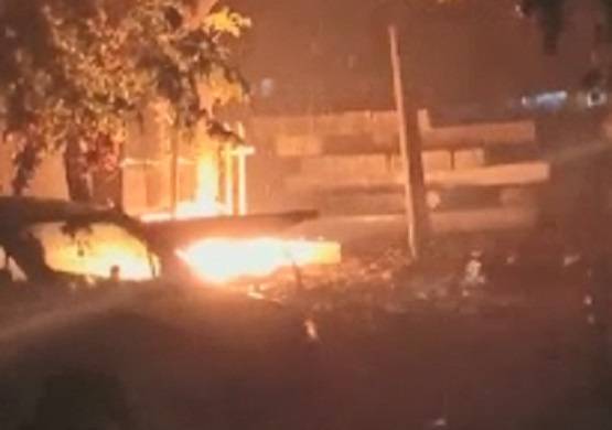 तेज बारिश में आसमान से कुछ गिरा, आग का गोला बना, और लगी भयंकर आग!