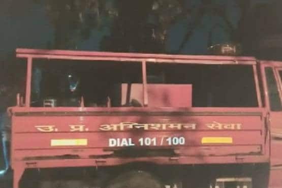 तेज बारिश में आसमान से कुछ गिरा, आग का गोला बना, और लगी भयंकर आग!