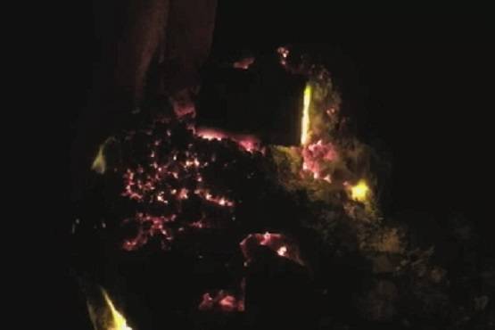 तेज बारिश में आसमान से कुछ गिरा, आग का गोला बना, और लगी भयंकर आग!