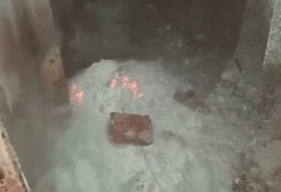 तेज बारिश में आसमान से कुछ गिरा, आग का गोला बना, और लगी भयंकर आग!