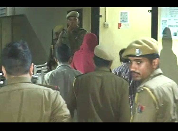 बंदूक दिखाकर युवक-युवती को बनाया बंधक, घूमती कार में गैंगरेप