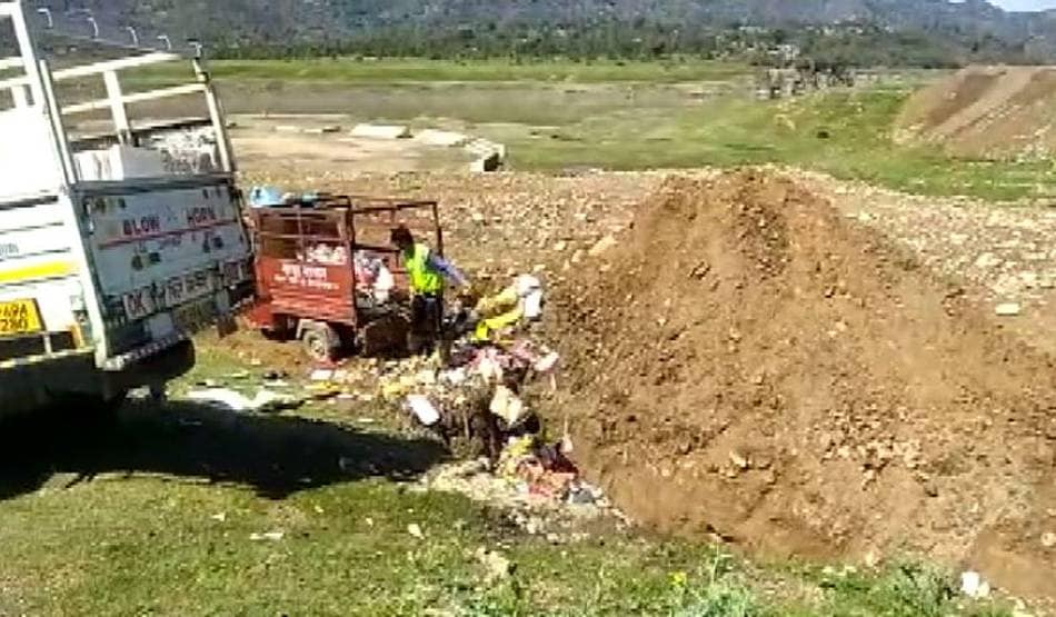 कोरोना के डर से लाखों रुपये की मछलियों को मिट्टी में दफनाया