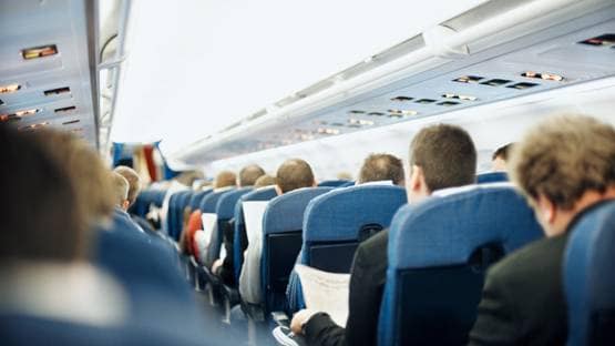 फ्लाइट में युवक ने एयर होस्टेस के मुंह पर थूका-थप्पड़ मारा, वायरल