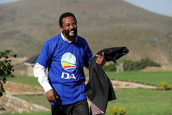 हाथ में कुल्हाड़ी लिए अपने बेटे को मारने दौड़े दक्षिण अफ्रीका के राजा