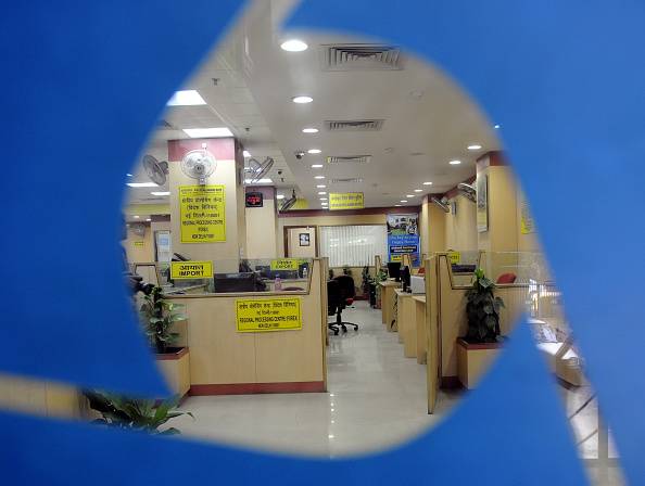 होली के दिन ही SBI ने अपने ग्राहकों को दिया बड़ा झटका