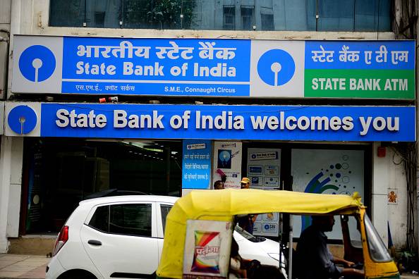 होली के दिन ही SBI ने अपने ग्राहकों को दिया बड़ा झटका