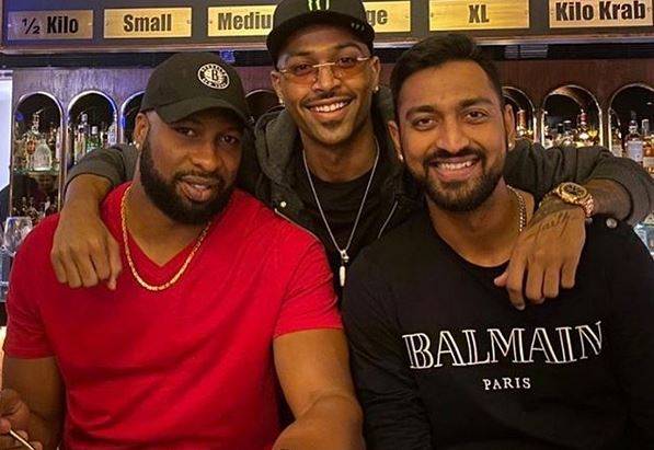 हार्दिक ने भाई को खिलाया इनविजिबल केक, कोरोना के बीच ऐसे मनाया बर्थडे