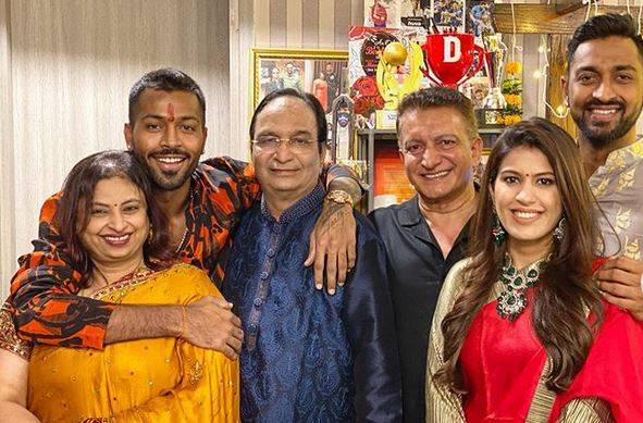 हार्दिक ने भाई को खिलाया इनविजिबल केक, कोरोना के बीच ऐसे मनाया बर्थडे