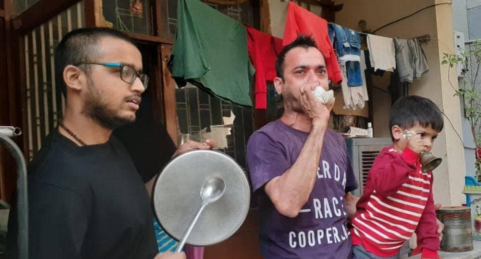 कोरोना कमांडोज को बच्चों का सलाम, बर्तन बजाकर कर्फ्यू का समर्थन