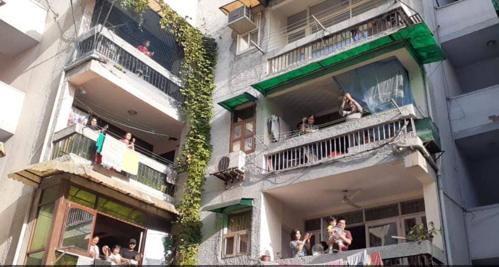 कोरोना कमांडोज को बच्चों का सलाम, बर्तन बजाकर कर्फ्यू का समर्थन