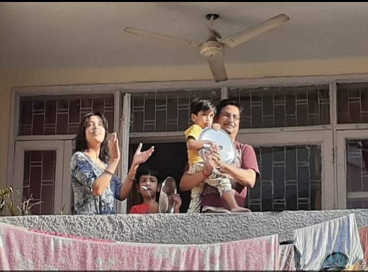 कोरोना कमांडोज को बच्चों का सलाम, बर्तन बजाकर कर्फ्यू का समर्थन