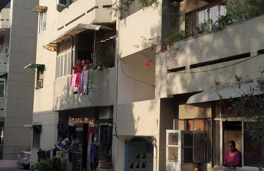 कोरोना कमांडोज को बच्चों का सलाम, बर्तन बजाकर कर्फ्यू का समर्थन