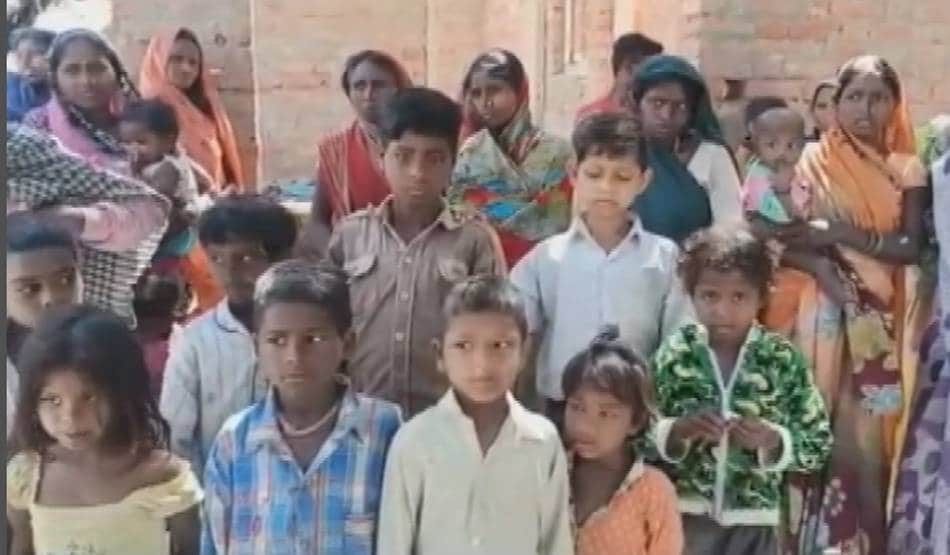 खुदाई के बाद बचे आलू बीनकर लोग भर रहे पेट, अन्न का एक दाना नहीं