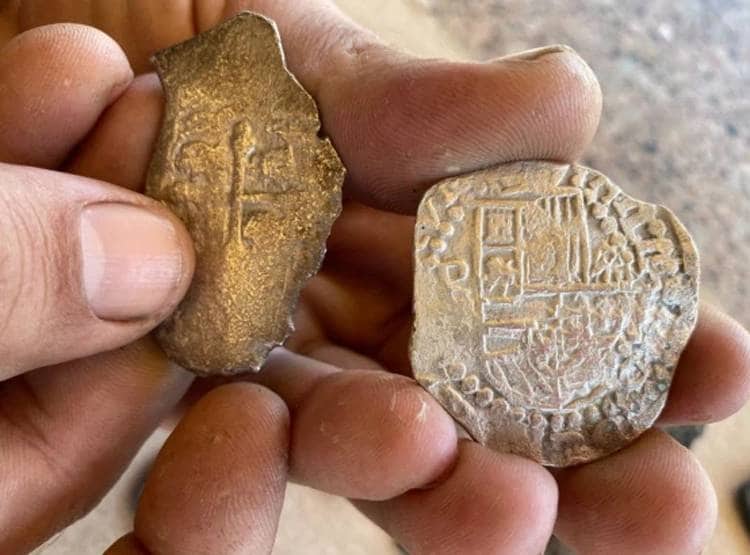 समुद्र किनारे कबाड़ में युवकों को मिला खजाना, एक झटके में हो गए मालामाल