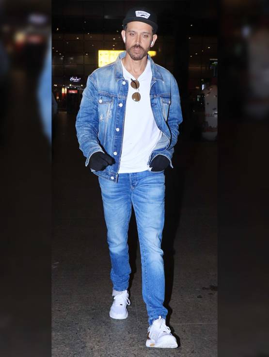 कोरोना इफेक्ट: ऋतिक रोशन ने पहने ग्लव्स, अनुपम ने किया नमस्ते