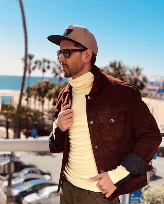 कोरोना इफेक्ट: ऋतिक रोशन ने पहने ग्लव्स, अनुपम ने किया नमस्ते