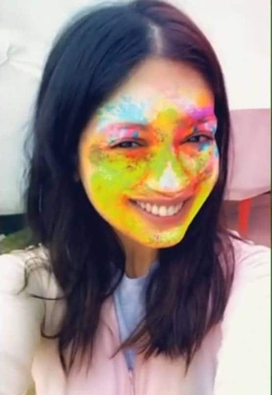 होली पर मीरा हुईं रोमांटिक, करीना पर चढ़ा गुलाबी रंग, देखें सेलिब्रेशन