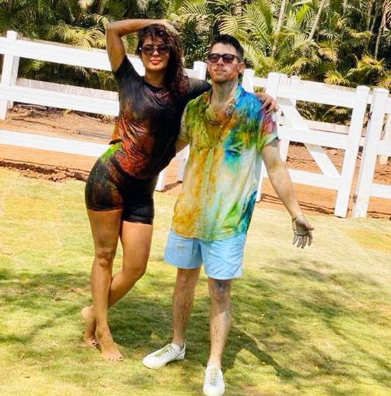 होली पर मीरा हुईं रोमांटिक, करीना पर चढ़ा गुलाबी रंग, देखें सेलिब्रेशन