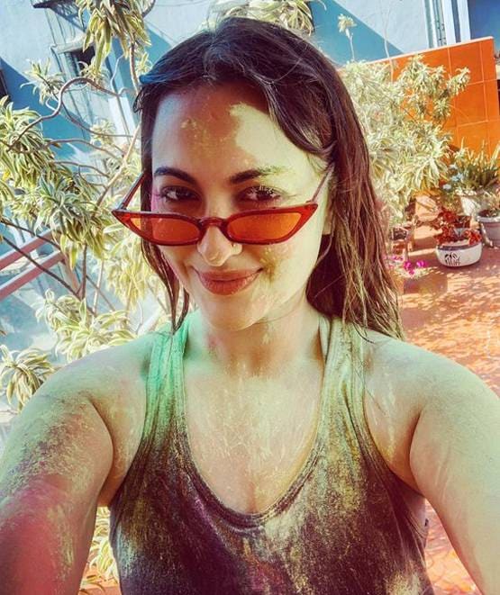 होली पर मीरा हुईं रोमांटिक, करीना पर चढ़ा गुलाबी रंग, देखें सेलिब्रेशन