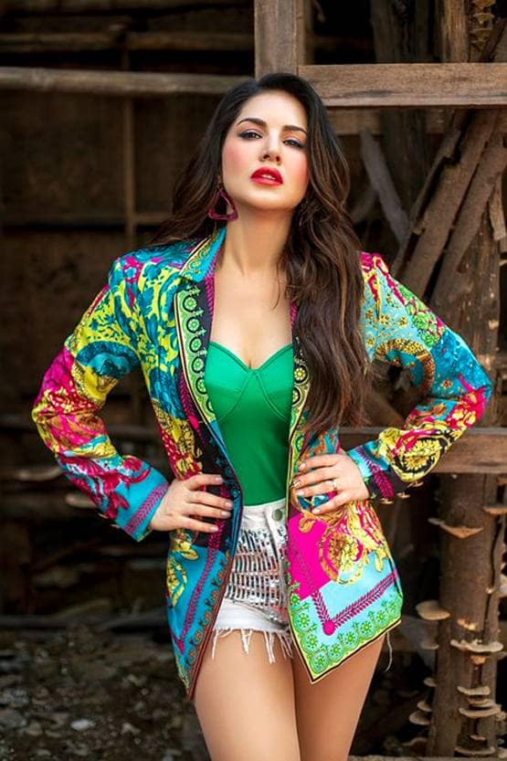 होली पर मीरा हुईं रोमांटिक, करीना पर चढ़ा गुलाबी रंग, देखें सेलिब्रेशन