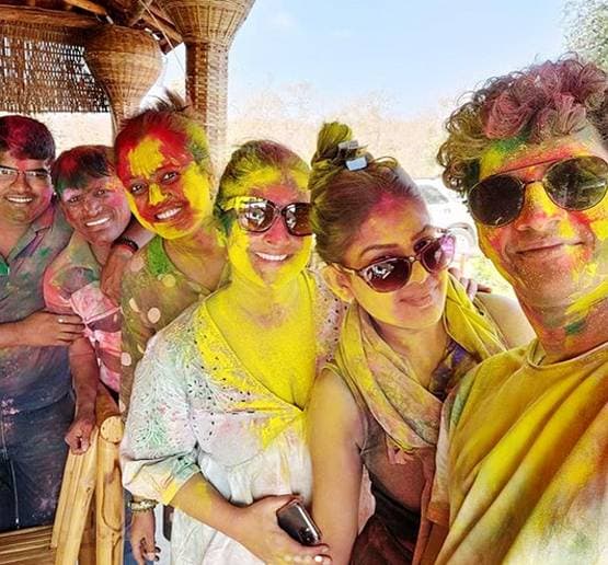 होली पर मीरा हुईं रोमांटिक, करीना पर चढ़ा गुलाबी रंग, देखें सेलिब्रेशन