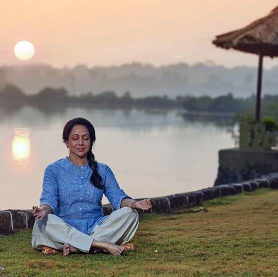 कपिल शर्मा शो: जब धर्मेंद्र से बात करते करते हेमा लेने लगी थीं खर्राटे