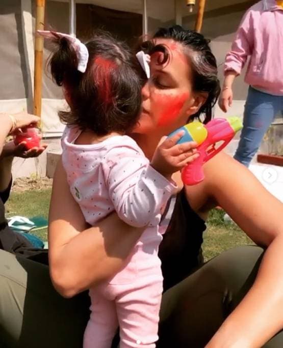 होली पर मीरा हुईं रोमांटिक, करीना पर चढ़ा गुलाबी रंग, देखें सेलिब्रेशन