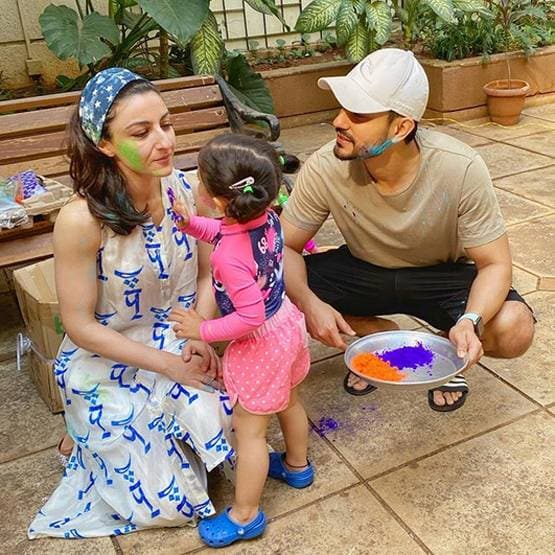 होली पर मीरा हुईं रोमांटिक, करीना पर चढ़ा गुलाबी रंग, देखें सेलिब्रेशन