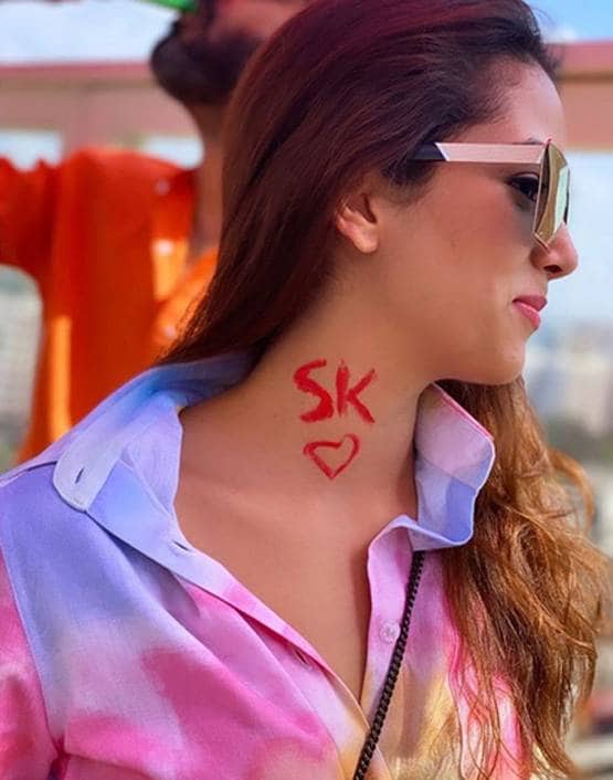 होली पर मीरा हुईं रोमांटिक, करीना पर चढ़ा गुलाबी रंग, देखें सेलिब्रेशन