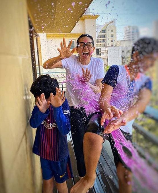 होली पर मीरा हुईं रोमांटिक, करीना पर चढ़ा गुलाबी रंग, देखें सेलिब्रेशन