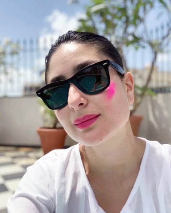 होली पर मीरा हुईं रोमांटिक, करीना पर चढ़ा गुलाबी रंग, देखें सेलिब्रेशन